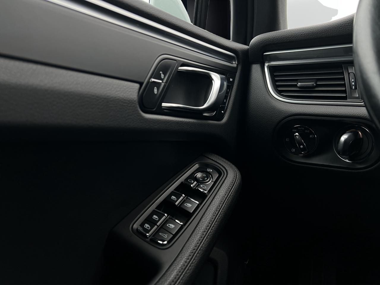 2018 Porsche Macan SPORT UTILITY - AWD - Navigation - Leather - Sunroof !! Photo