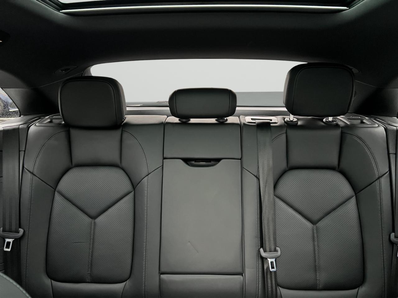 2018 Porsche Macan SPORT UTILITY - AWD - Navigation - Leather - Sunroof !! Photo