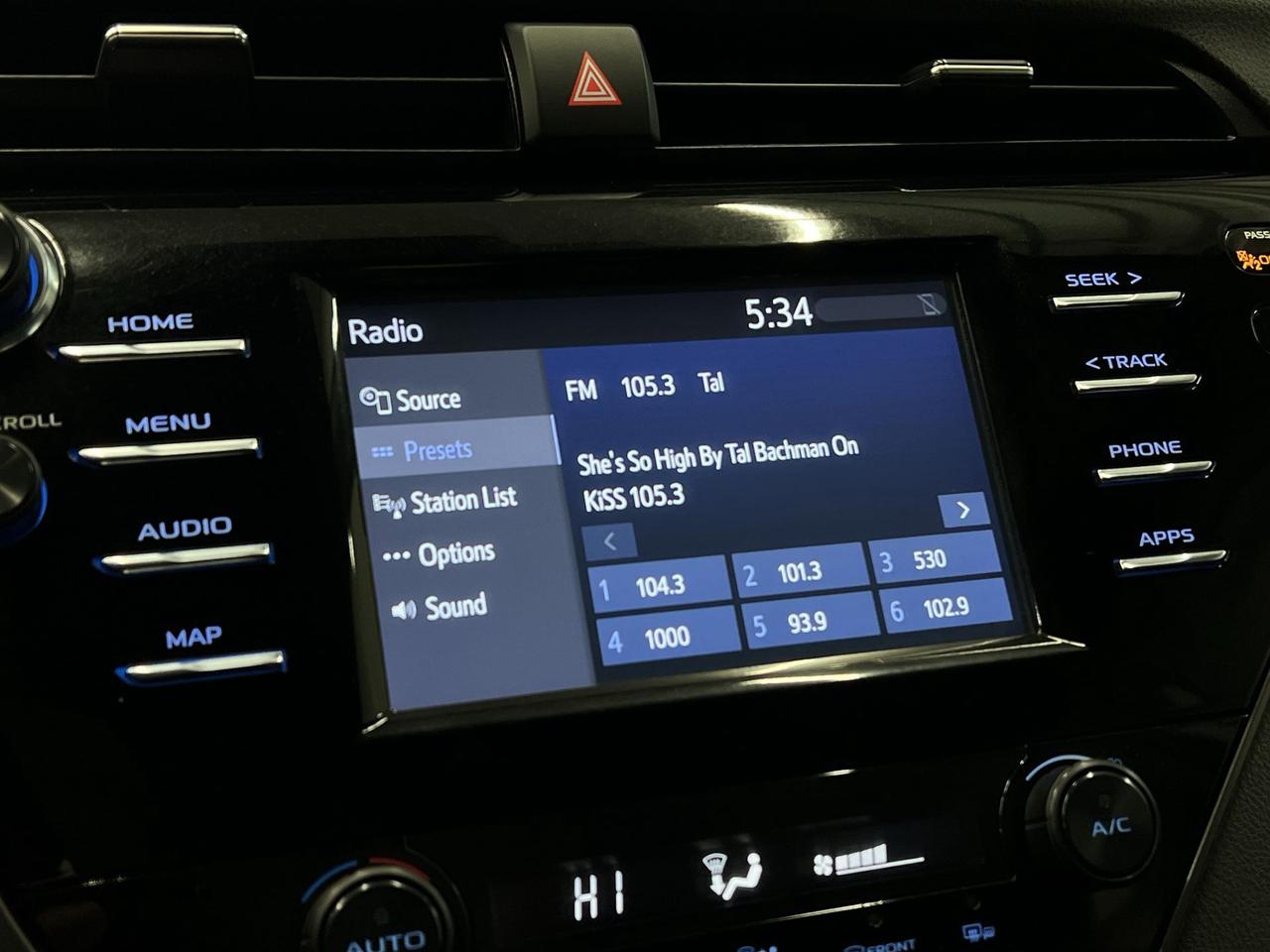 2020 Toyota Camry SE | ONLY 55,000KMS! | HTD LEATHER | CARPLAY | A/C Photo