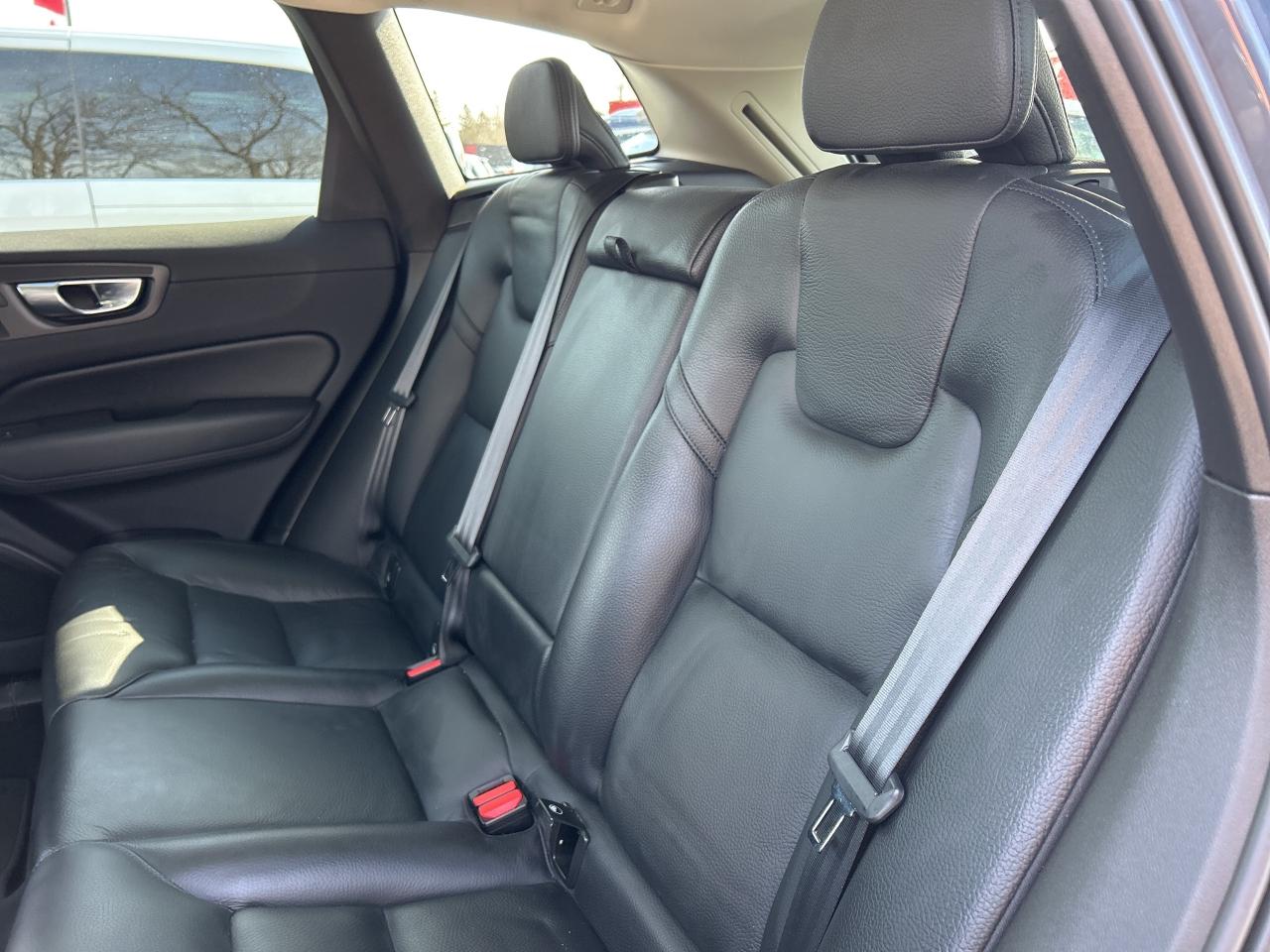 2023 Volvo XC60 PLUS DARK THEME, MILD HYBRID, SUNROOF! - Photo #12