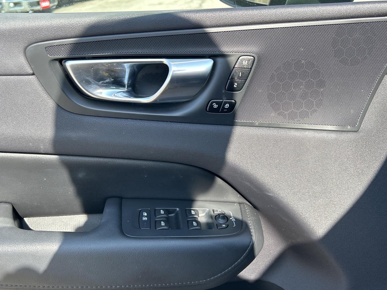 2023 Volvo XC60 PLUS DARK THEME, MILD HYBRID, SUNROOF! - Photo #14