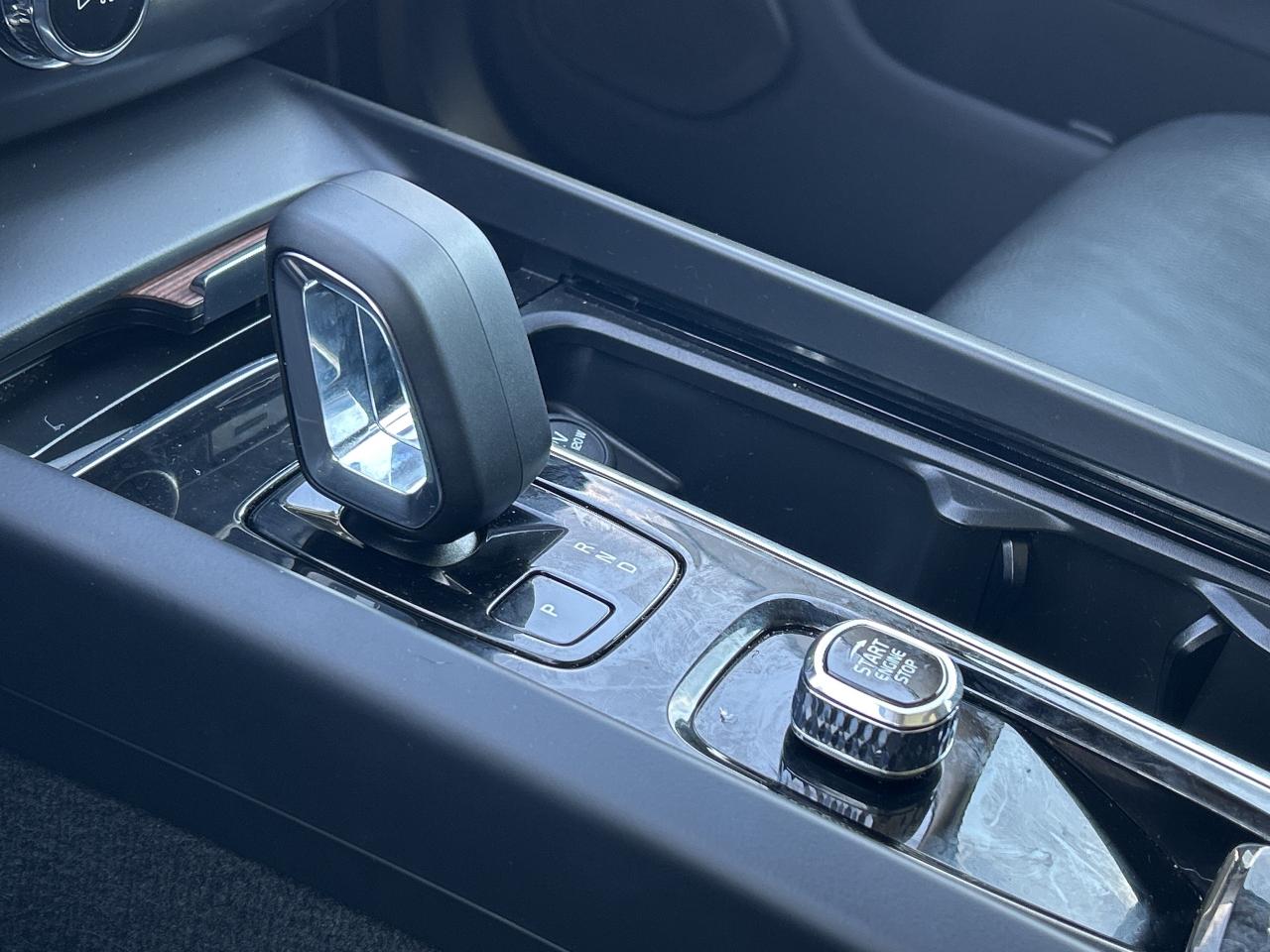 2023 Volvo XC60 PLUS DARK THEME, MILD HYBRID, SUNROOF! - Photo #17