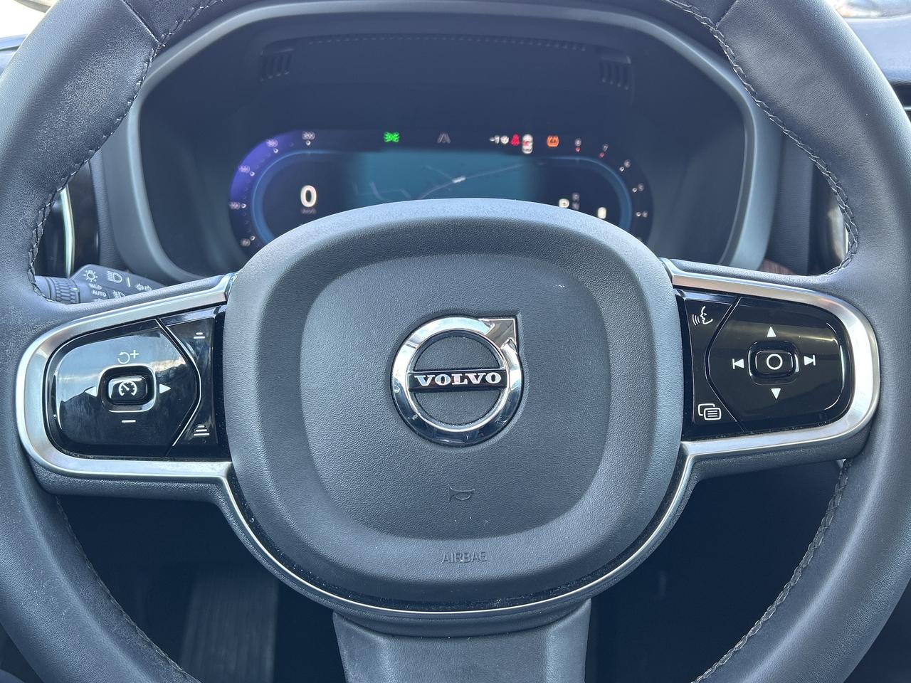 2023 Volvo XC60 PLUS DARK THEME, MILD HYBRID, SUNROOF! Photo