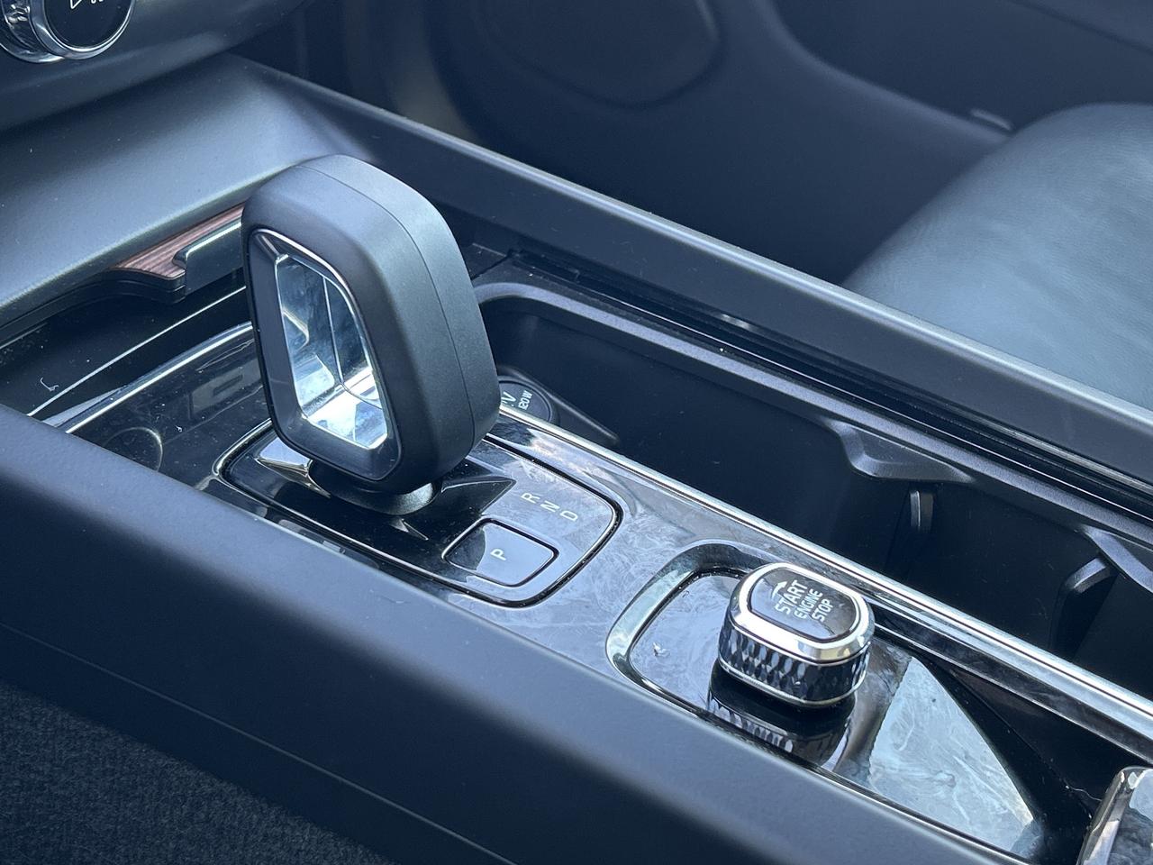 2023 Volvo XC60 PLUS DARK THEME, MILD HYBRID, SUNROOF! - Photo #16