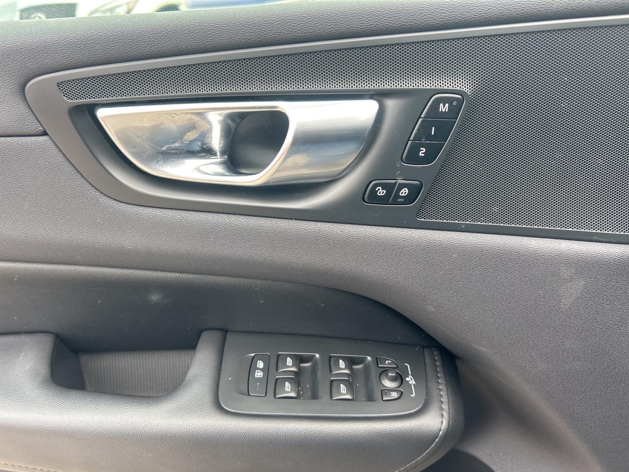 2023 Volvo XC60 PLUS DARK THEME, MILD HYBRID, SUNROOF! Photo