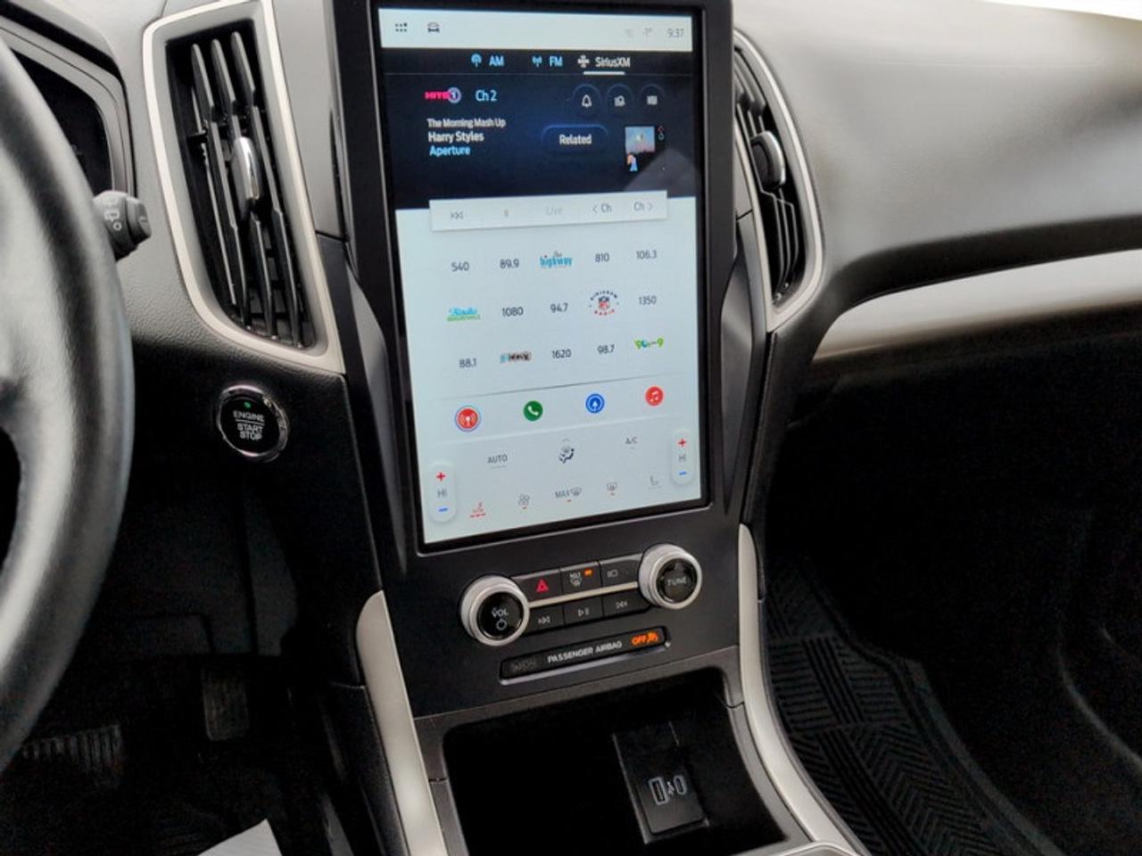 2023 Ford Edge SEL  **LOW KMS - 13 SERVICE RECS.** Photo