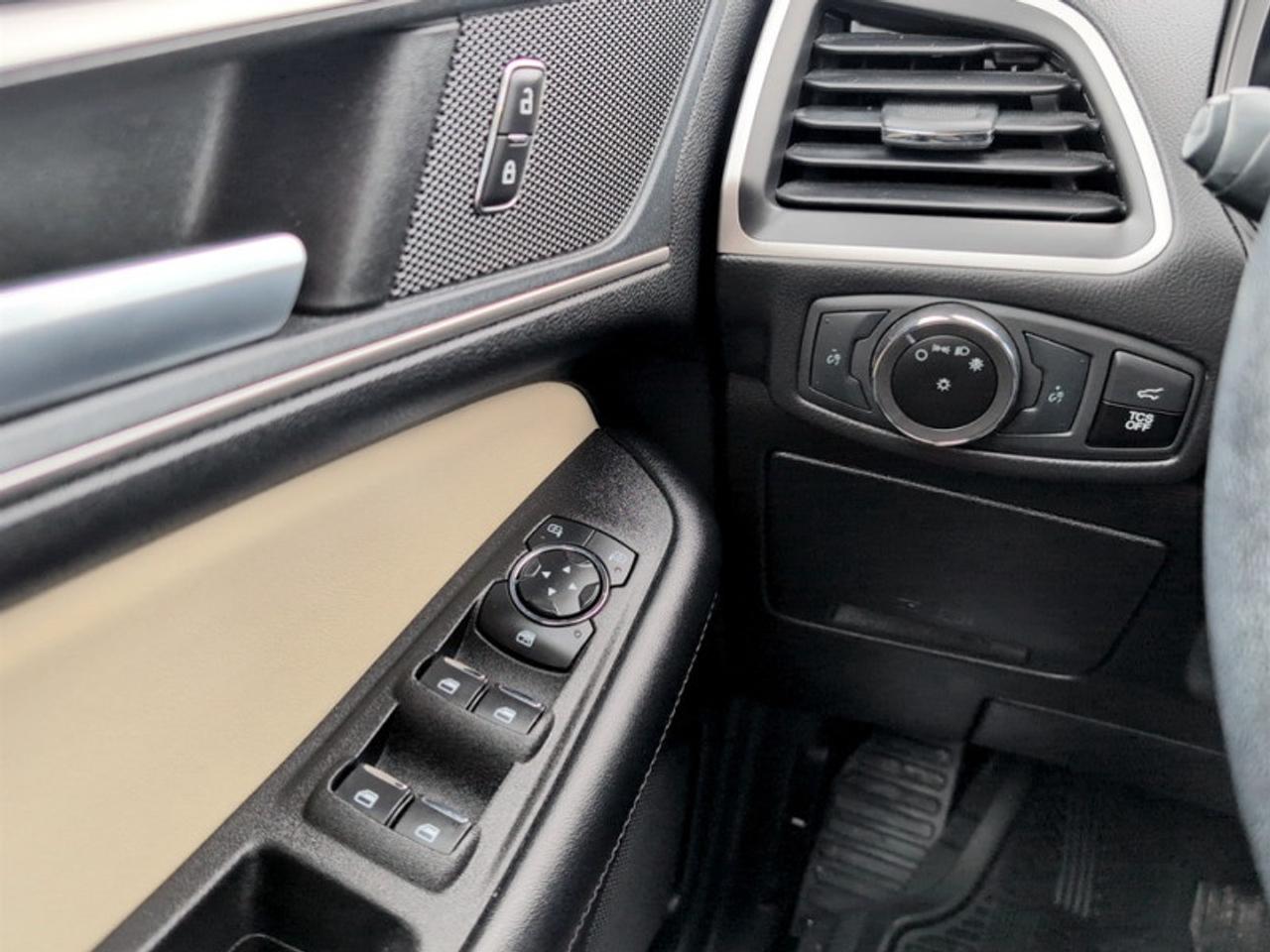 2023 Ford Edge SEL  **LOW KMS - 13 SERVICE RECS.** Photo