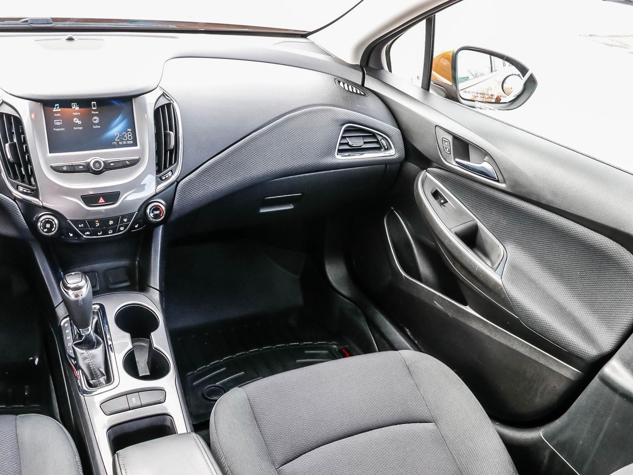 2017 Chevrolet Cruze 4dr HB 1.4L LT w-1SD Photo