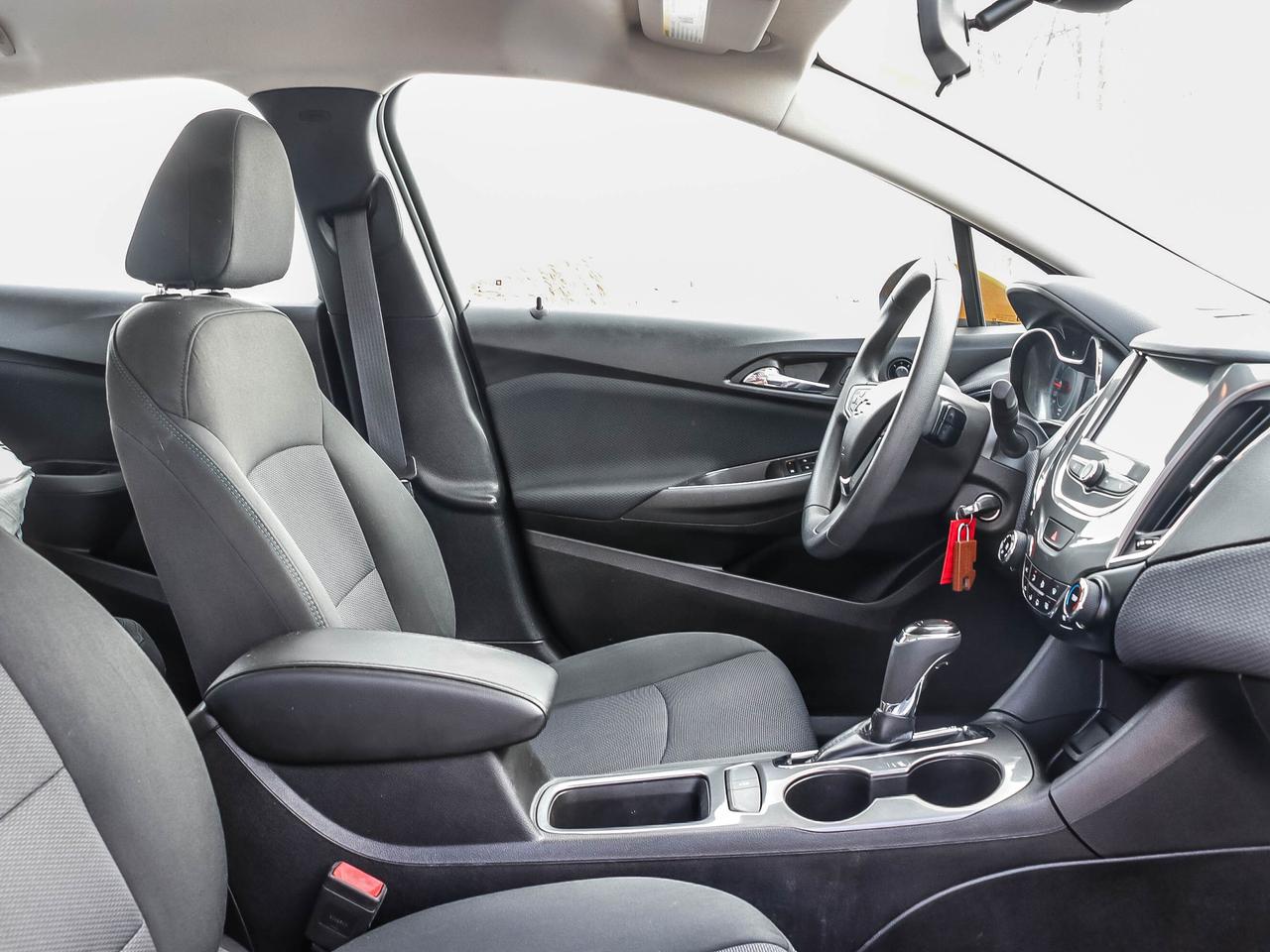 2017 Chevrolet Cruze 4dr HB 1.4L LT w-1SD Photo