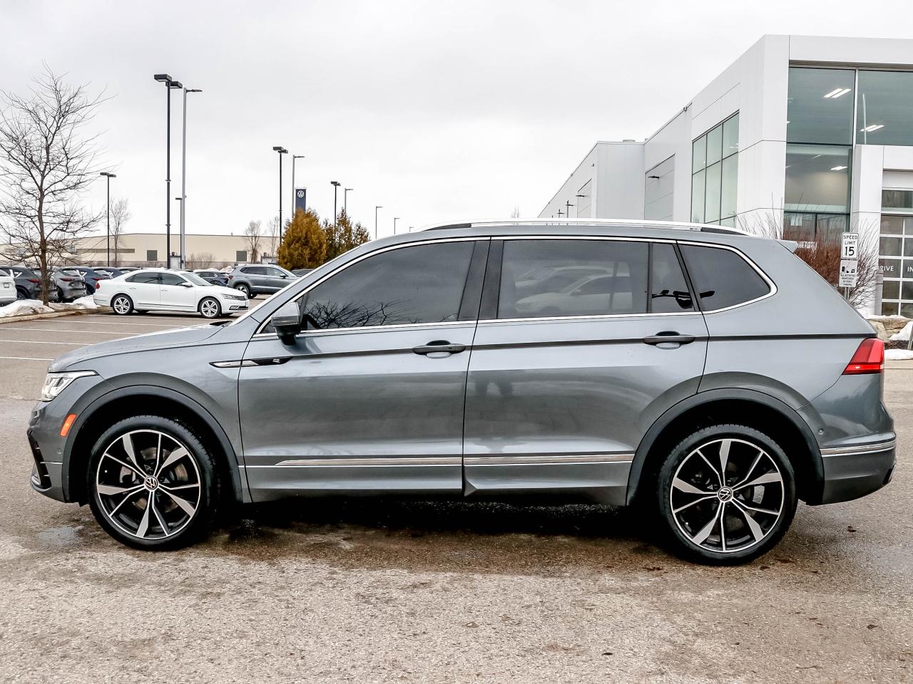 2023 Volkswagen Tiguan HIGHLINE R-LINE 4MOTION Photo