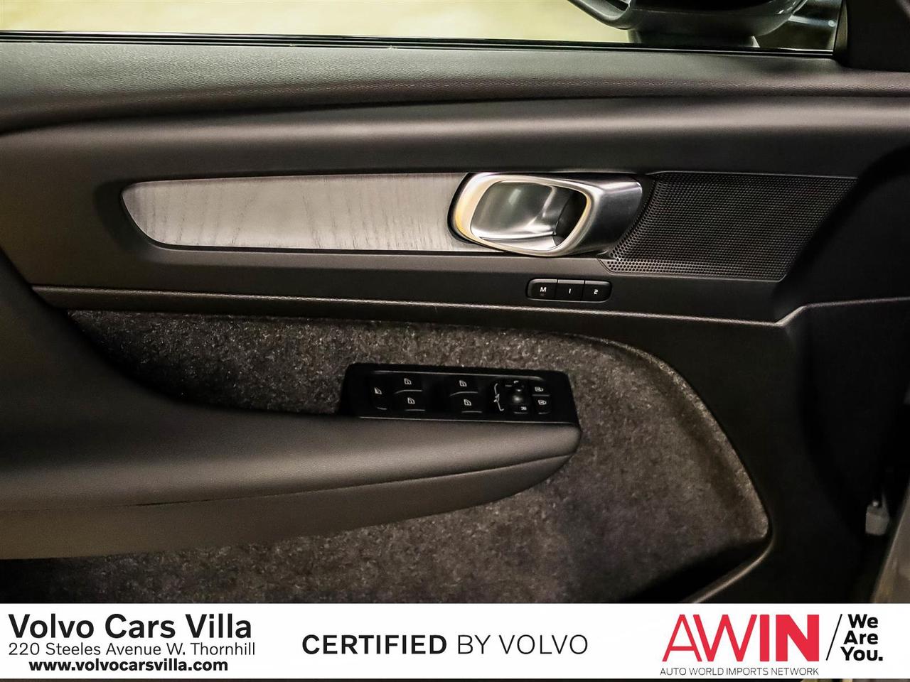 2025 Volvo XC40 B5 AWD Plus Dark Theme Photo4