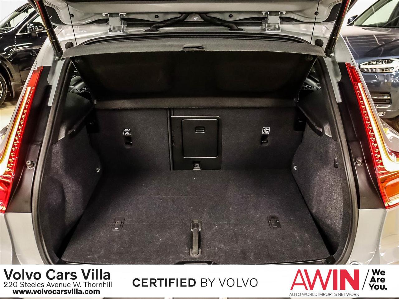 2025 Volvo XC40 B5 AWD Plus Dark Theme Photo
