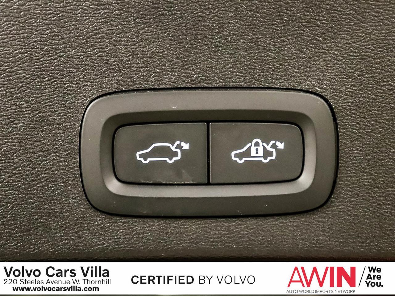 2025 Volvo XC40 B5 AWD Plus Dark Theme Photo