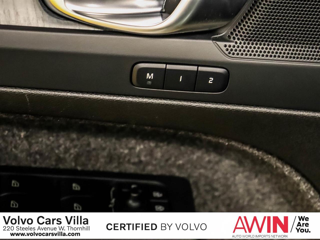 2025 Volvo XC40 B5 AWD Plus Dark Theme Photo