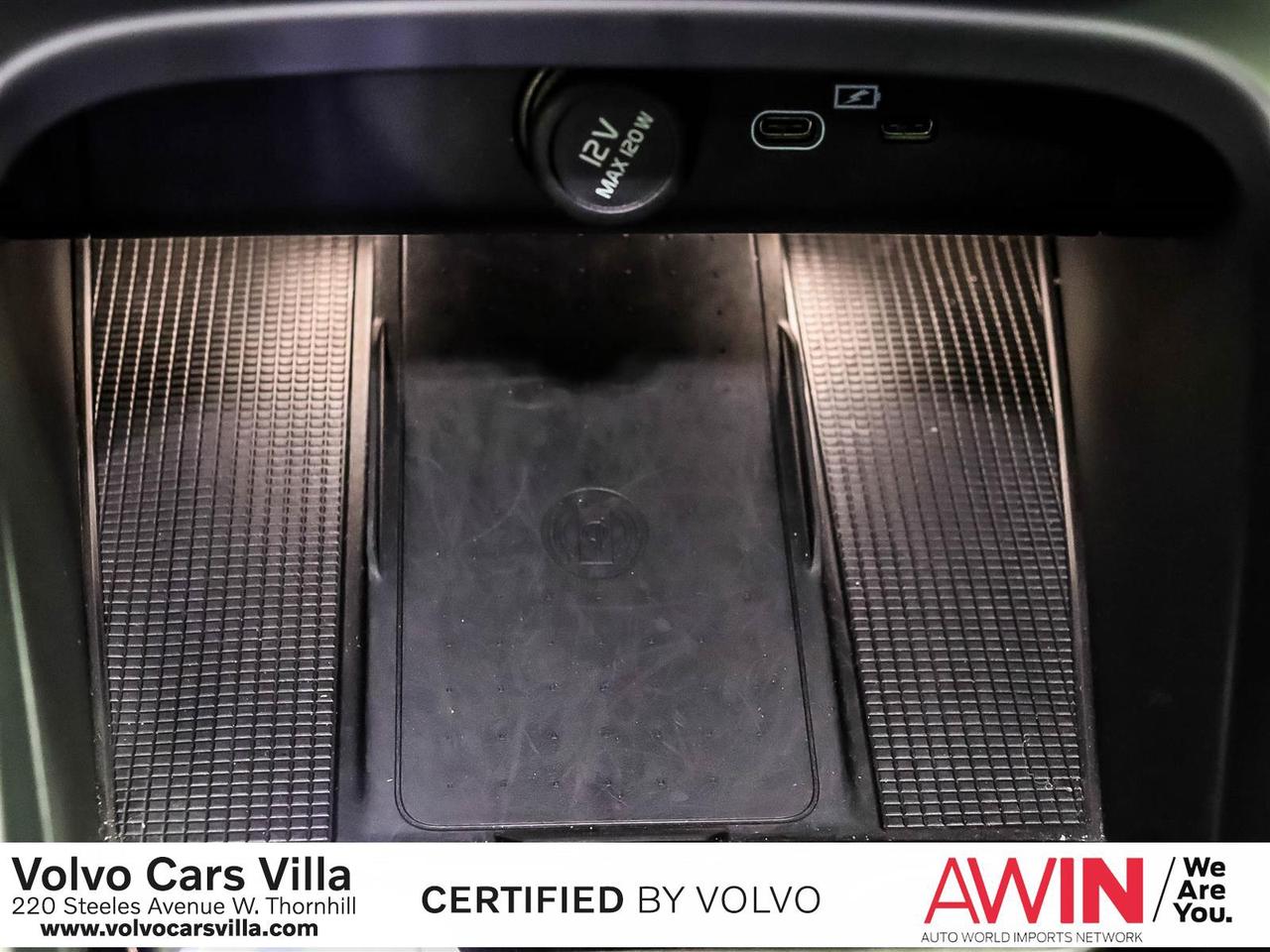 2025 Volvo XC40 B5 AWD Plus Dark Theme Photo