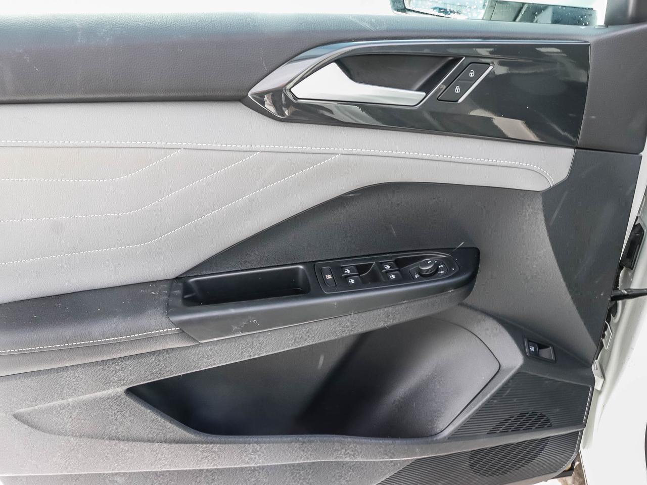 2024 Volkswagen Taos Highline 4MOTION Photo