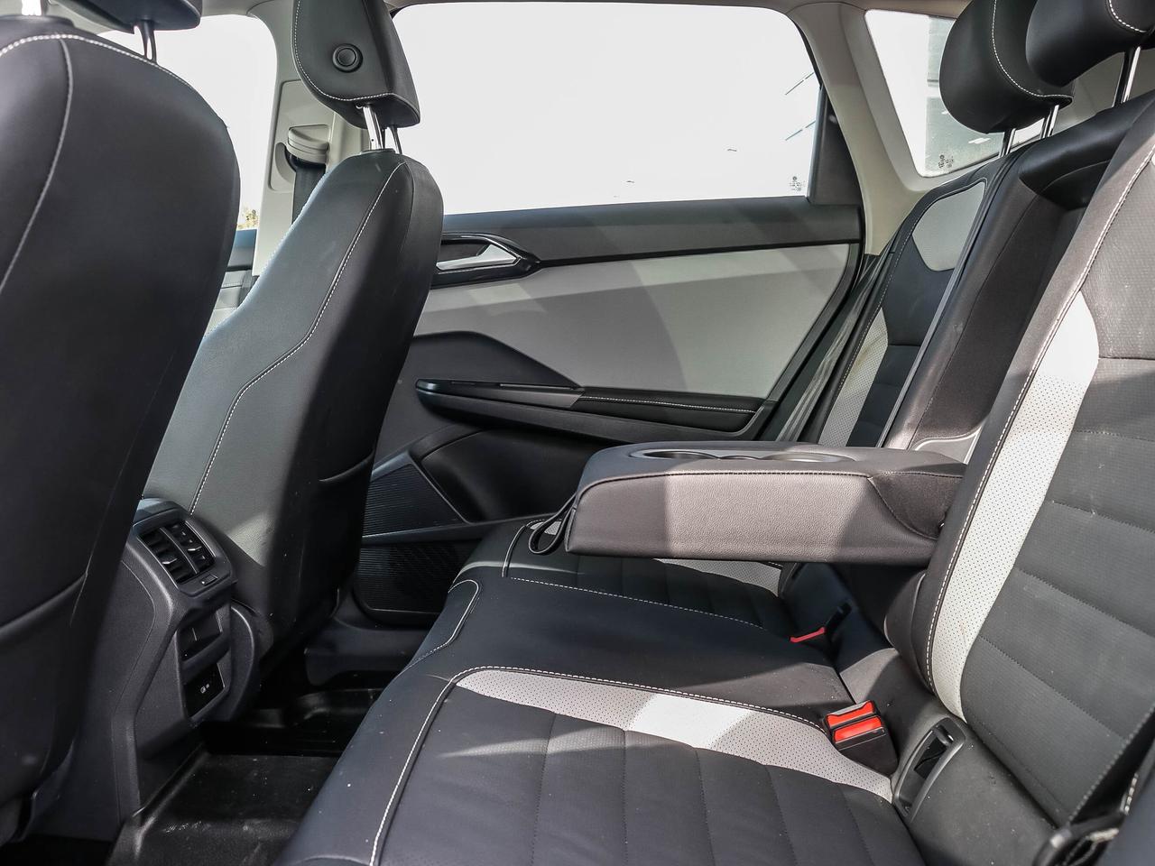 2024 Volkswagen Taos Highline 4MOTION Photo