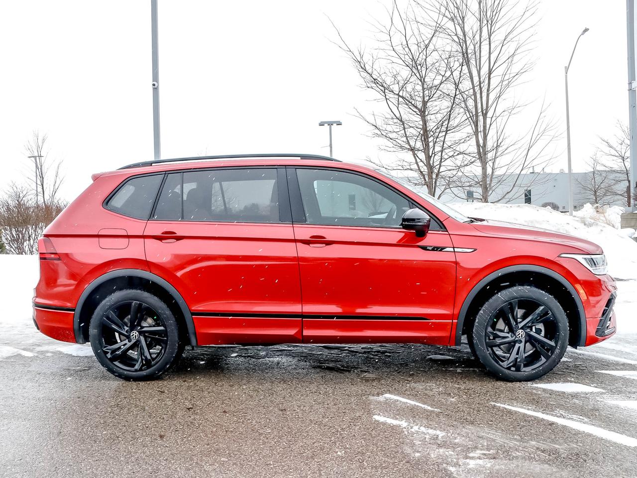 2024 Volkswagen Tiguan Comfortline R-Line Black Edition 4MOTION Photo3