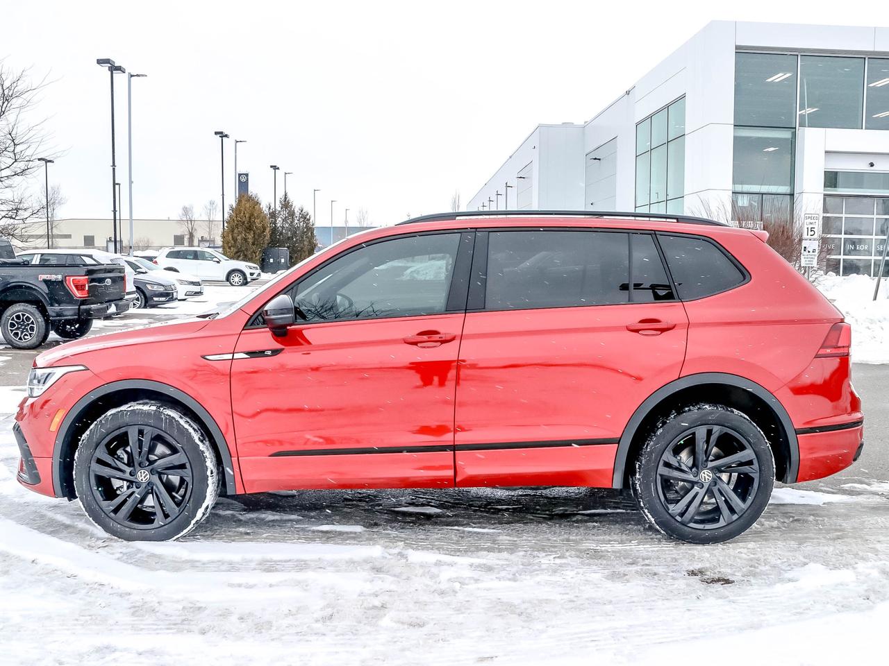 2024 Volkswagen Tiguan Comfortline R-Line Black Edition 4MOTION Photo