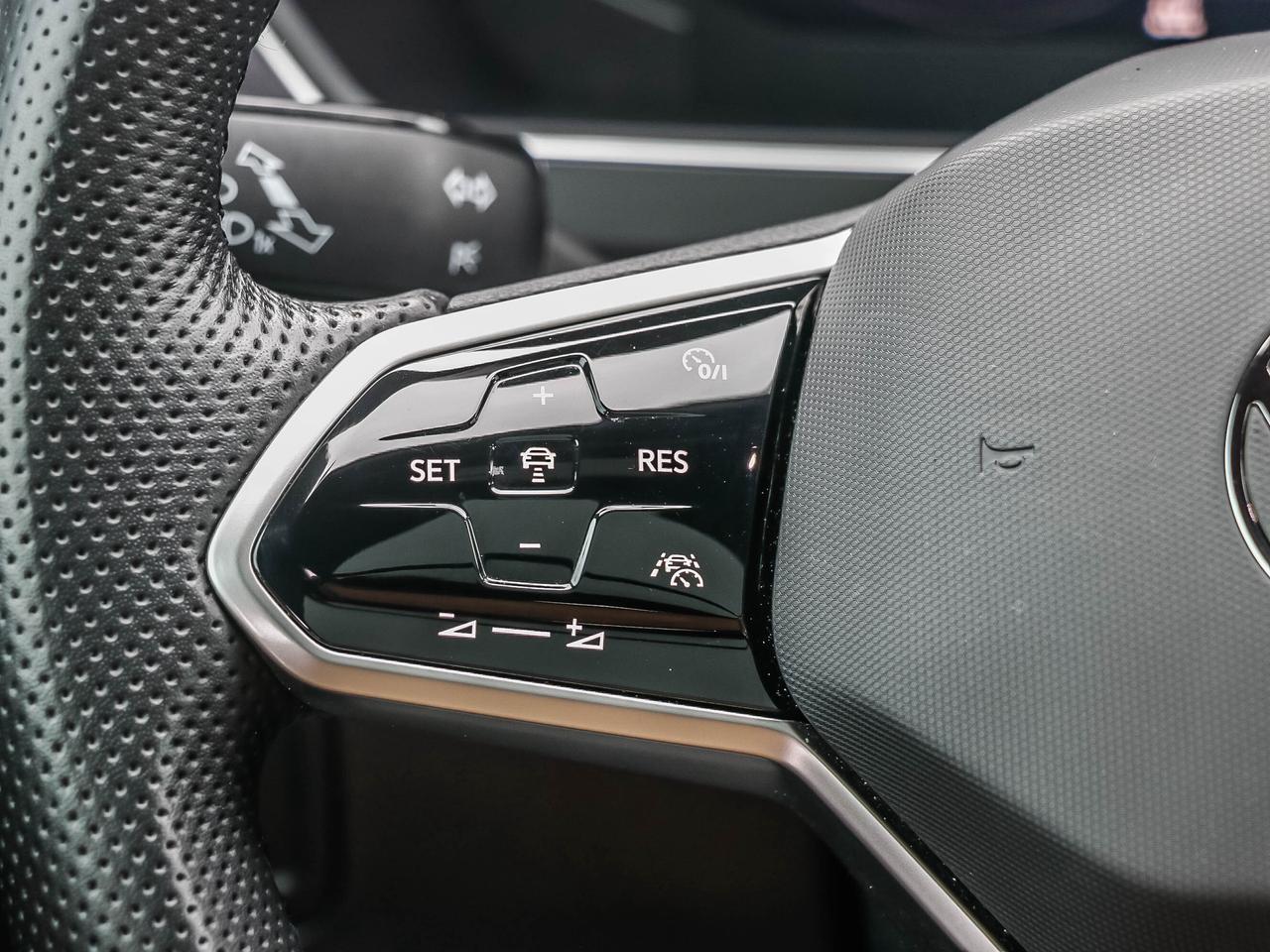 2024 Volkswagen Tiguan Comfortline R-Line Black Edition 4MOTION Photo