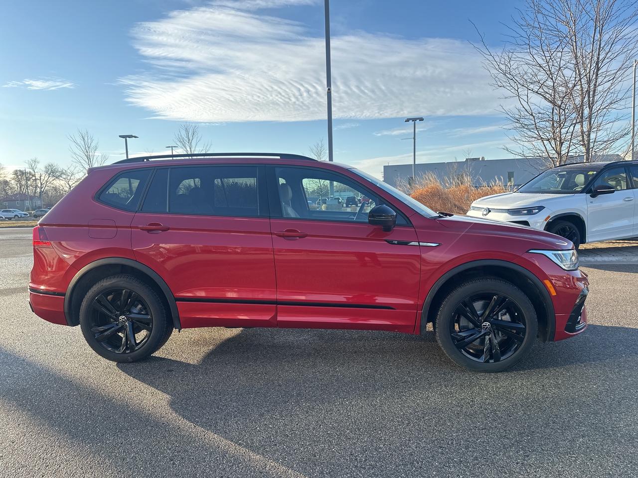 2024 Volkswagen Tiguan Comfortline R-Line Black Edition 4MOTION Photo3