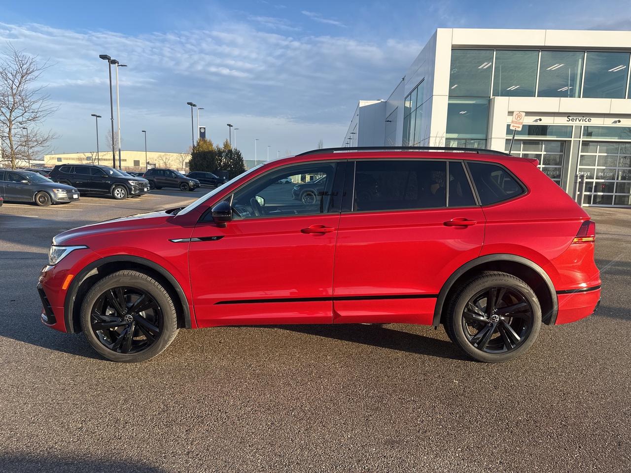 2024 Volkswagen Tiguan Comfortline R-Line Black Edition 4MOTION Photo2