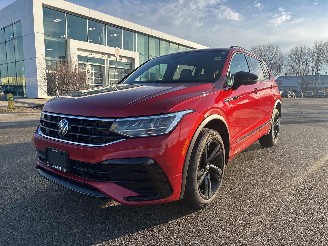 2024 Volkswagen Tiguan Comfortline R-Line Black Edition 4MOTION Photo0