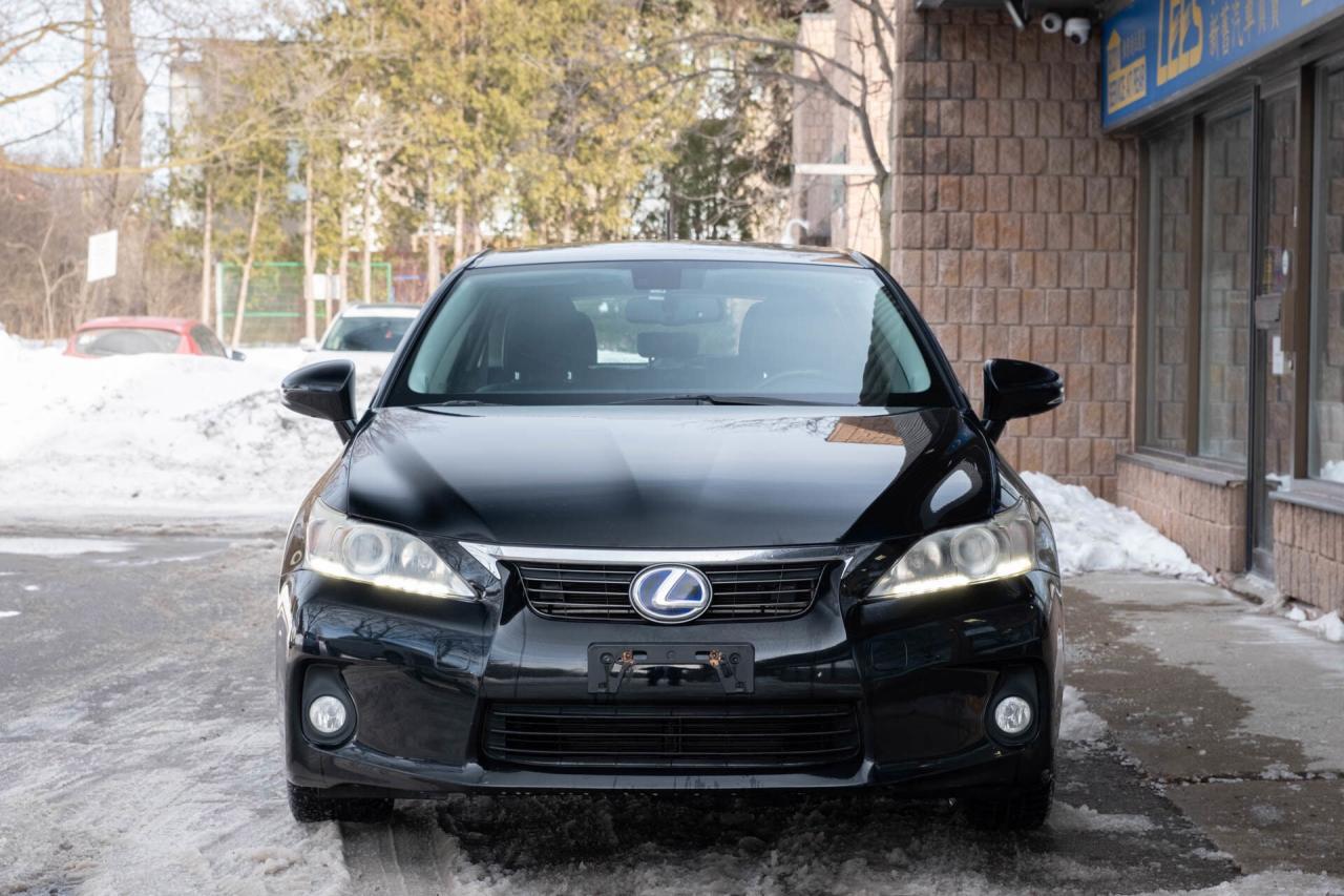 2011 Lexus CT 200h Premium Pkg   2 sets of wheels Photo