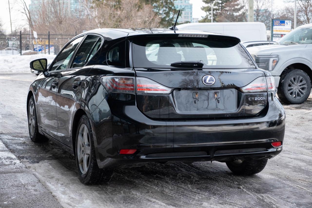2011 Lexus CT 200h Premium Pkg   2 sets of wheels Photo3