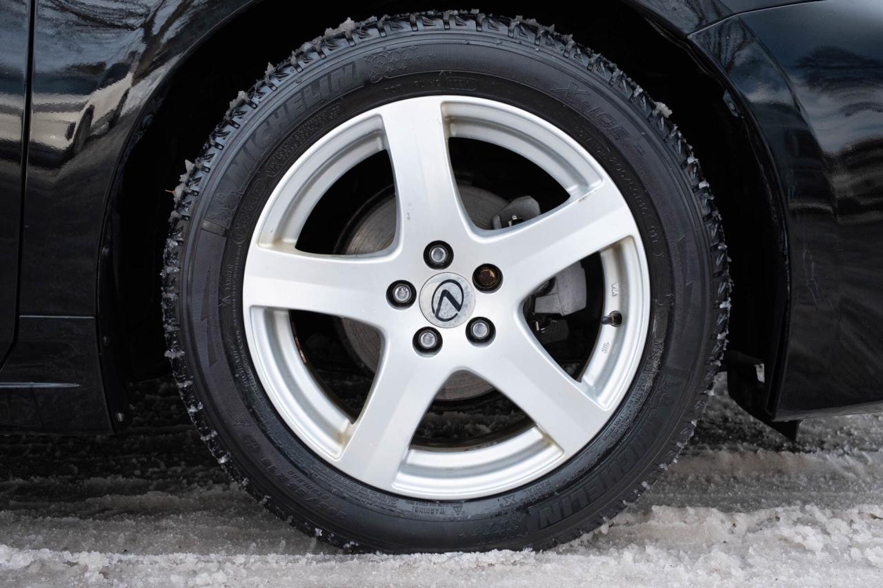 2011 Lexus CT 200h Premium Pkg   2 sets of wheels Photo