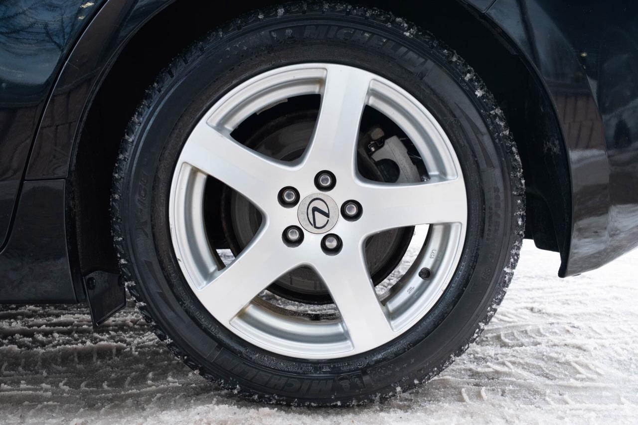 2011 Lexus CT 200h Premium Pkg   2 sets of wheels Photo