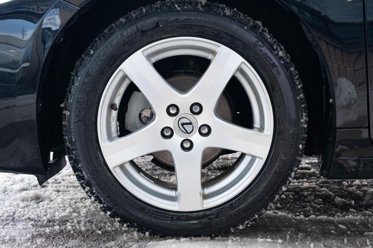 2011 Lexus CT 200h Premium Pkg   2 sets of wheels Photo