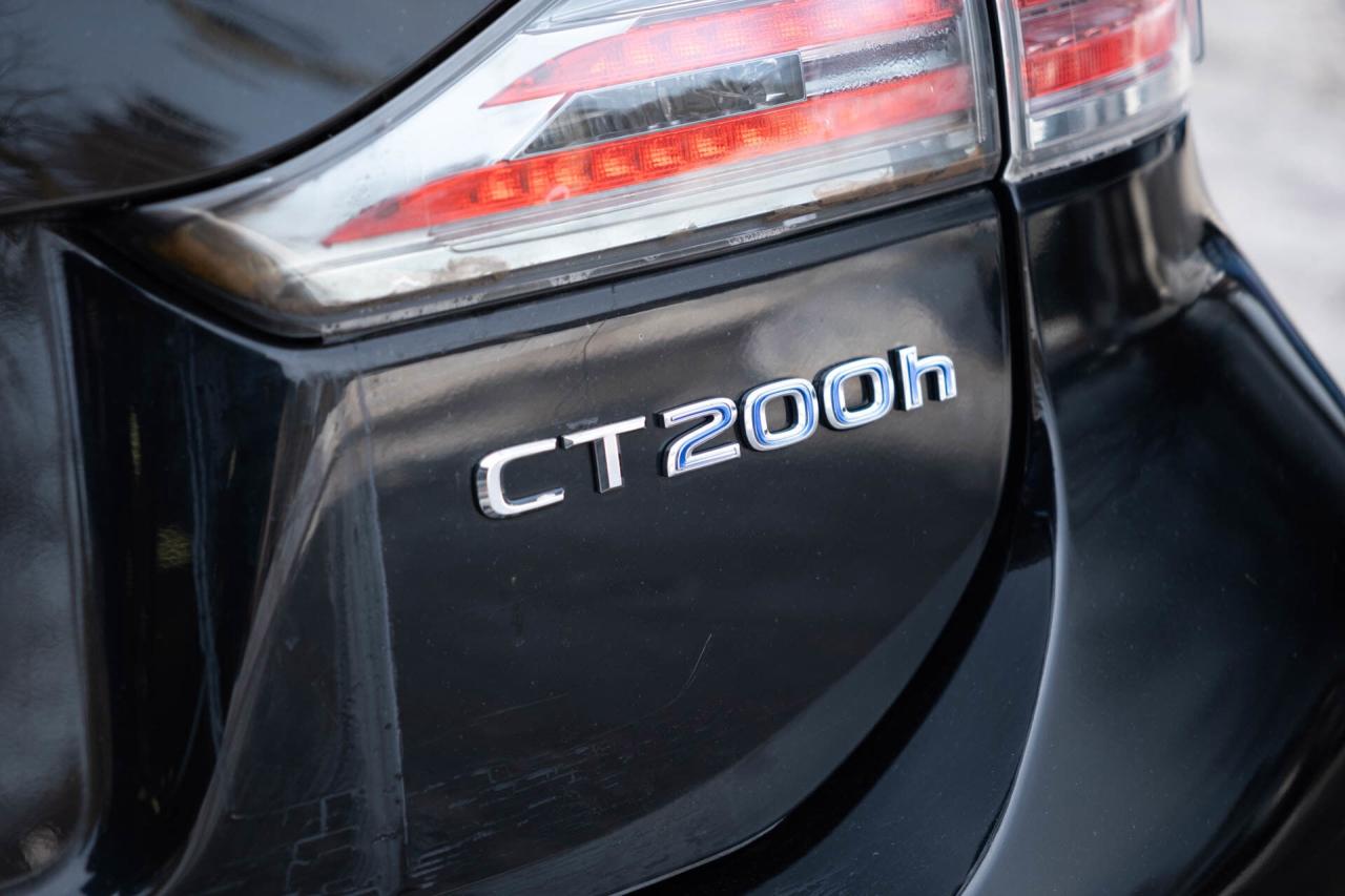 2011 Lexus CT 200h Premium Pkg   2 sets of wheels Photo