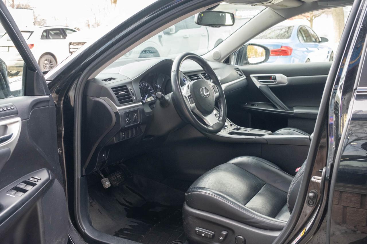 2011 Lexus CT 200h Premium Pkg   2 sets of wheels Photo