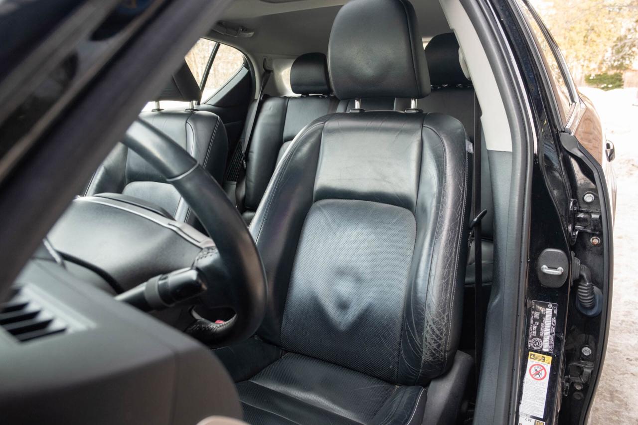 2011 Lexus CT 200h Premium Pkg   2 sets of wheels Photo