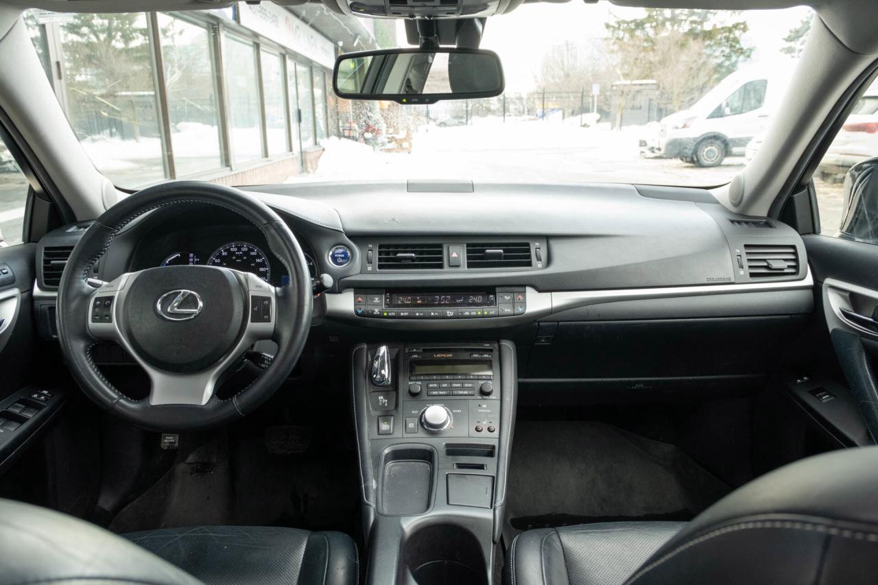 2011 Lexus CT 200h Premium Pkg   2 sets of wheels Photo