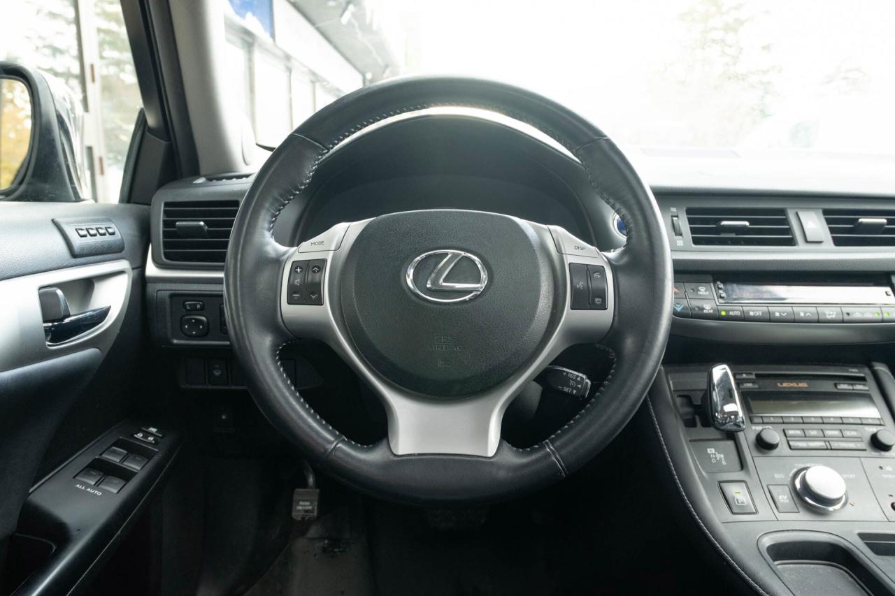 2011 Lexus CT 200h Premium Pkg   2 sets of wheels Photo