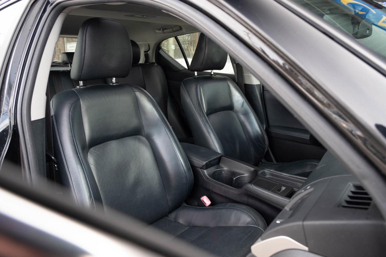 2011 Lexus CT 200h Premium Pkg   2 sets of wheels Photo