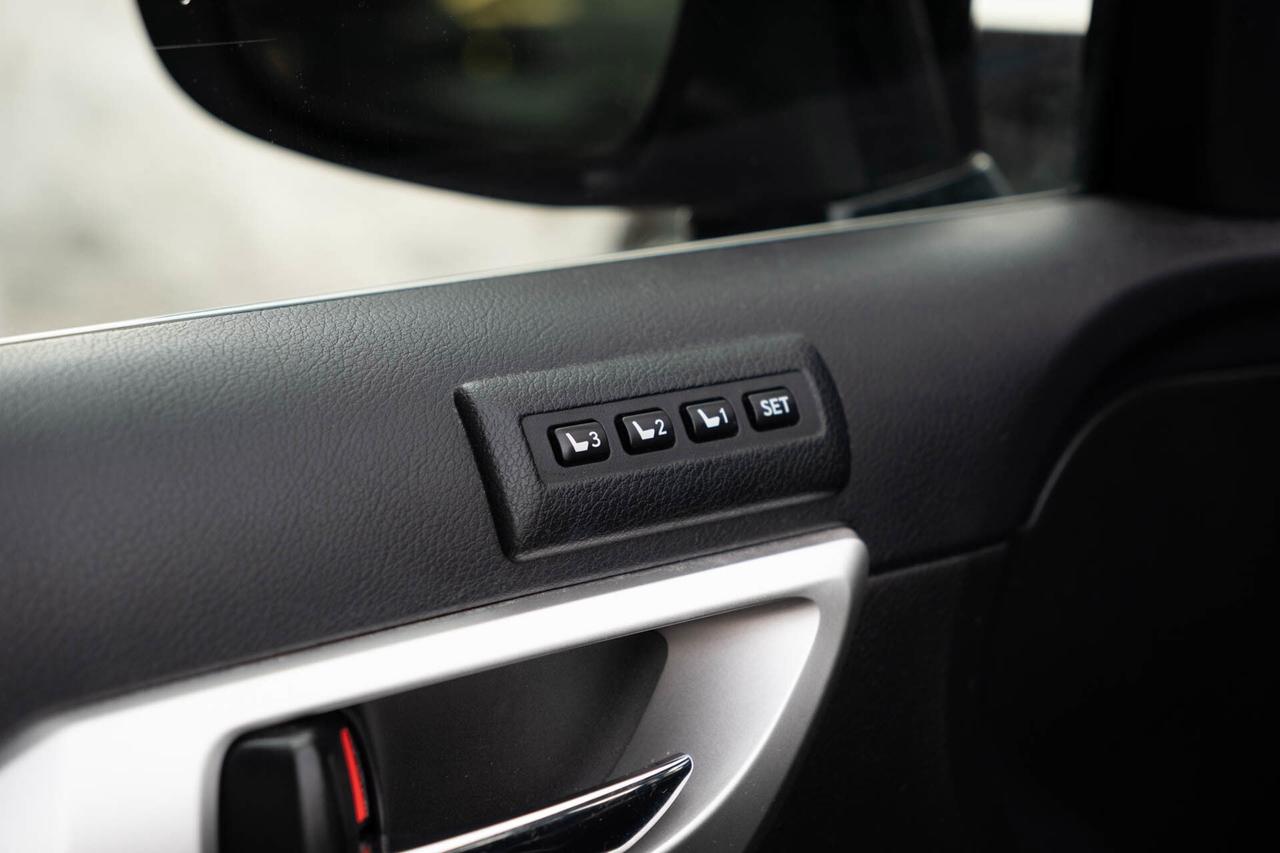 2011 Lexus CT 200h Premium Pkg   2 sets of wheels Photo