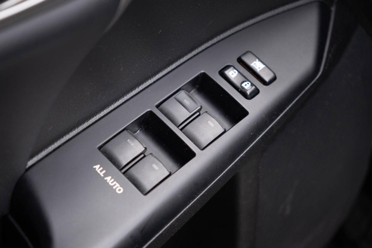 2011 Lexus CT 200h Premium Pkg   2 sets of wheels Photo