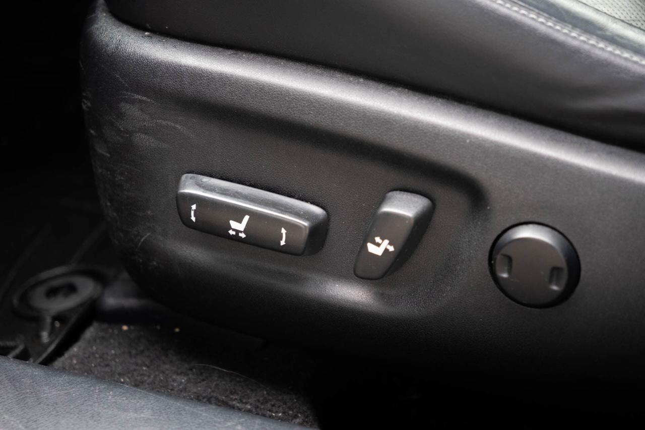 2011 Lexus CT 200h Premium Pkg   2 sets of wheels Photo