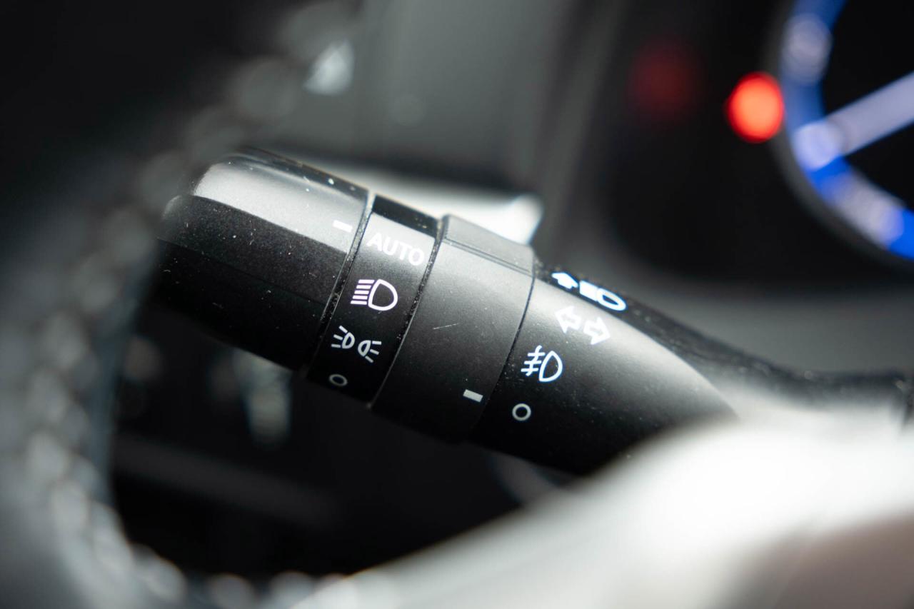 2011 Lexus CT 200h Premium Pkg   2 sets of wheels Photo