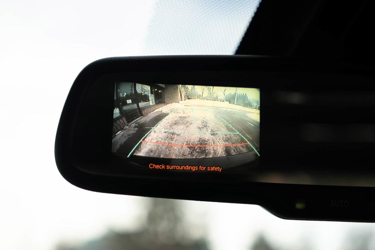 2011 Lexus CT 200h Premium Pkg   2 sets of wheels Photo