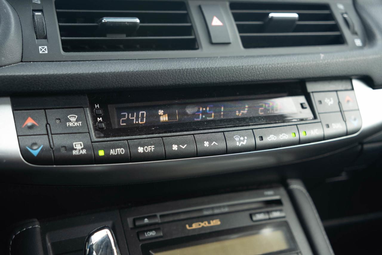 2011 Lexus CT 200h Premium Pkg   2 sets of wheels Photo