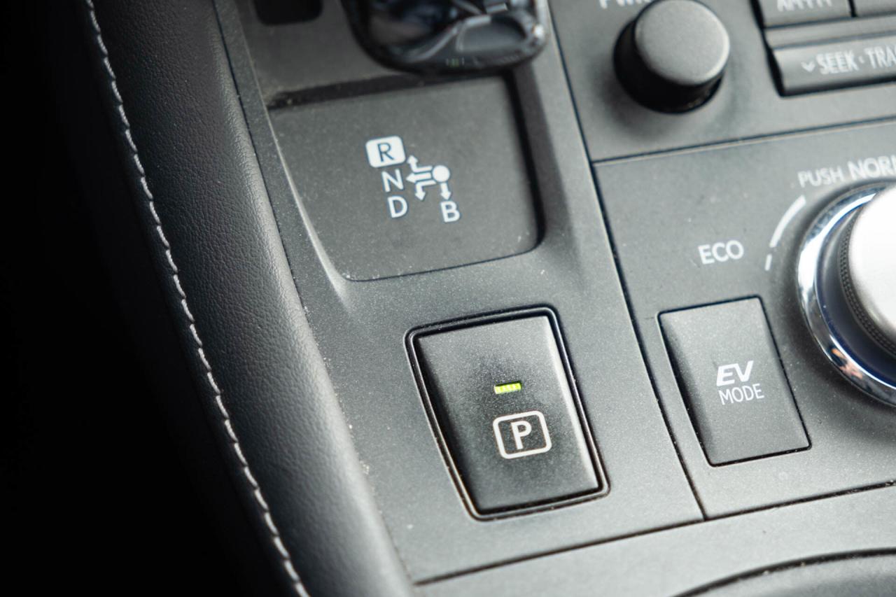 2011 Lexus CT 200h Premium Pkg   2 sets of wheels Photo