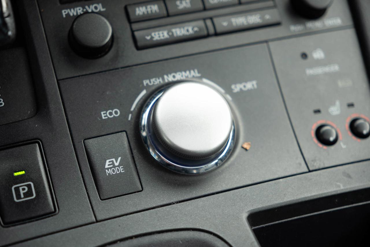 2011 Lexus CT 200h Premium Pkg   2 sets of wheels Photo