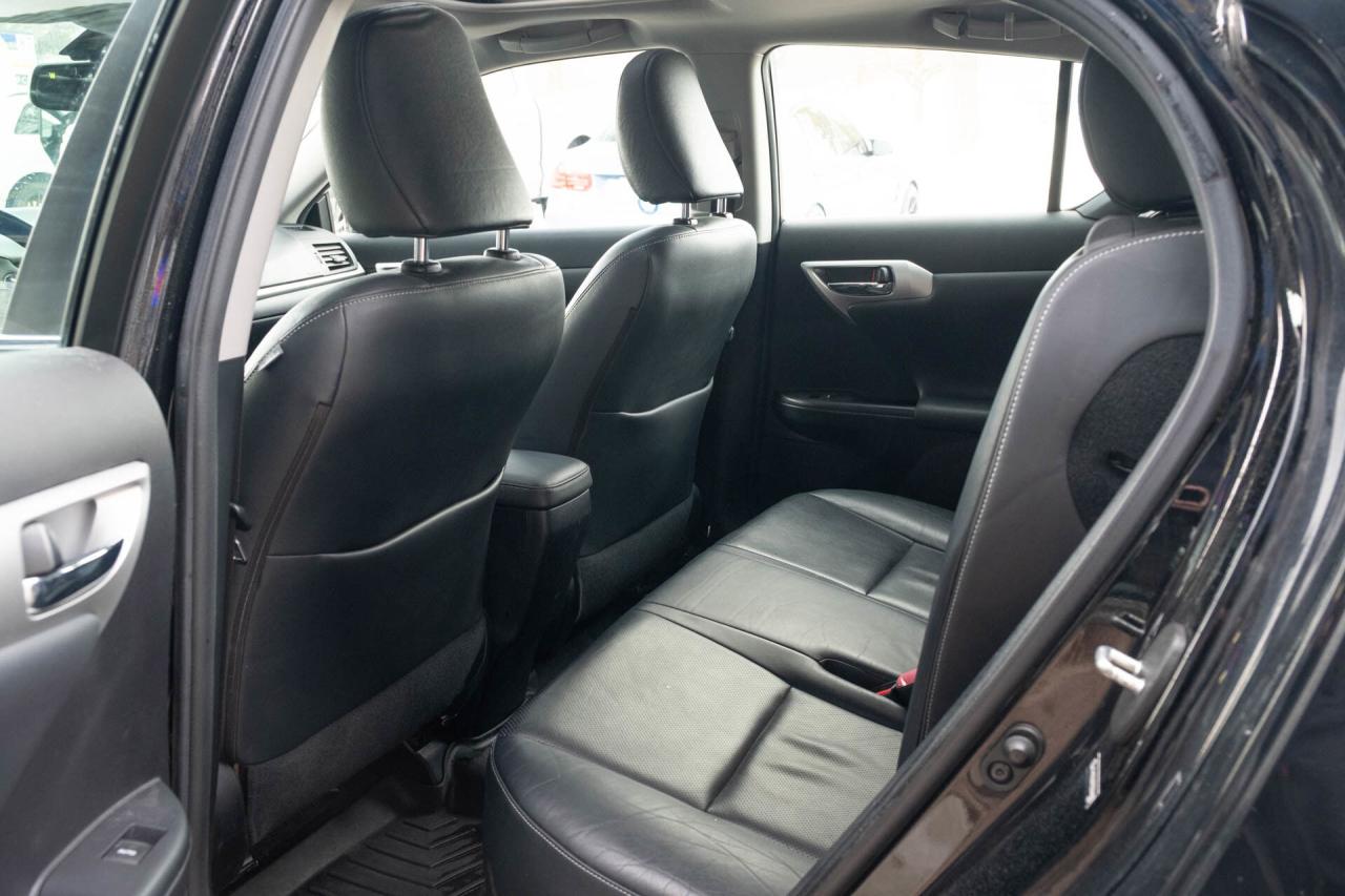 2011 Lexus CT 200h Premium Pkg   2 sets of wheels Photo