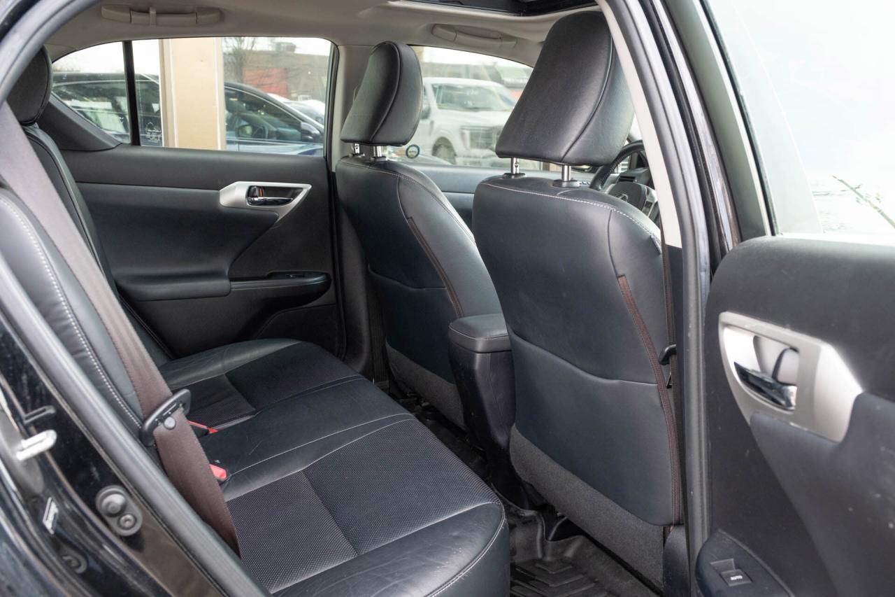 2011 Lexus CT 200h Premium Pkg   2 sets of wheels Photo