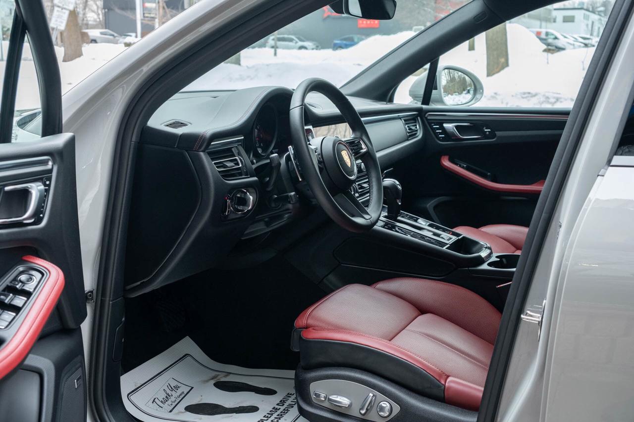 2024 Porsche Macan Base   2 sets of Tires Photo