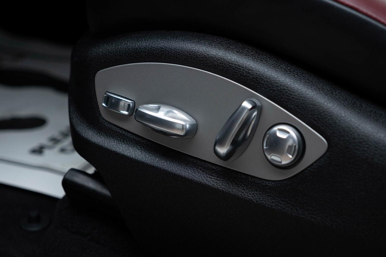 2024 Porsche Macan Base   2 sets of Tires Photo